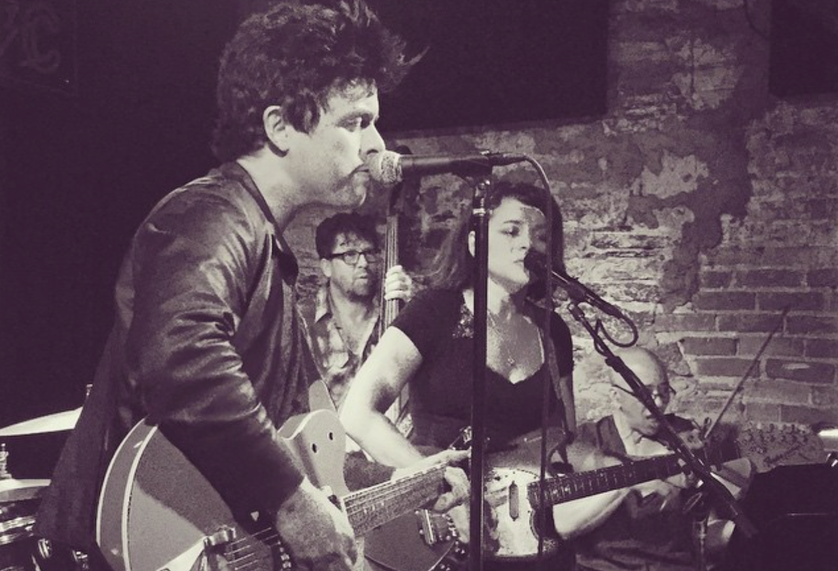 KerrangMagazine's tweet photo. Watch Billie Joe Armstrong team up with Norah Jones for a special acoustic gig last night: http://t.co/FRKG0K5oNt http://t.co/Mi4aDnkJiw