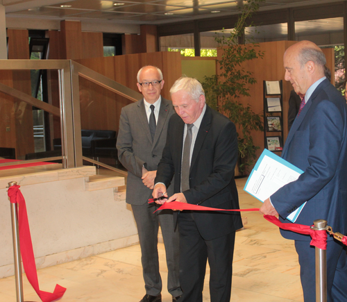 #Retraite Dans nos locaux à #Bordeaux, <a href="/alainjuppe/">Alain Juppé</a> présent pour célébrer les 70 ans de la <a href="/CNRACL/">CNRACL</a> #ColTerr