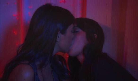So we just gon forget that 'Flaca' from oitnb made out with Kourtney