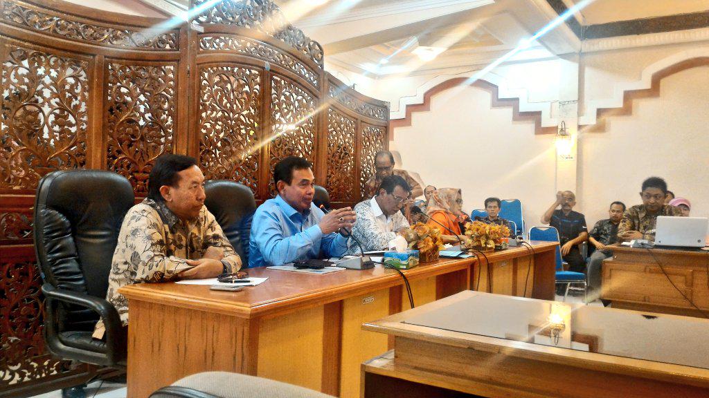 Zairullah_ZA's tweet photo. Kunker Panja Minerba ke Kotabaru Kalsel, disambut Bupati Kotabaru. Ptemuan dihadiri PT SILO, PT BCS &amp;a PT Indocement. http://t.co/xq0hmBkqdO