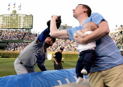 BlockClubCHI's tweet image. Baby-holding ball catcher channels @taylorswift13: Haters gonna hate hate hate dnain.fo/1GAdEMd