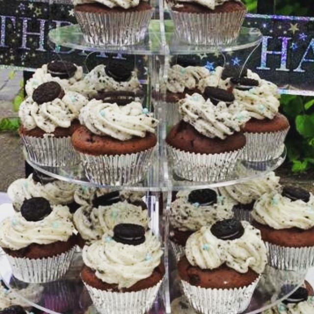 kitch_kakes's tweet photo. Hope you enjoyed your oreo fresh cream cupcakes @aledpwilliams and that it was a super sweet birthday x http://t.co/Qi8gkoLqDq