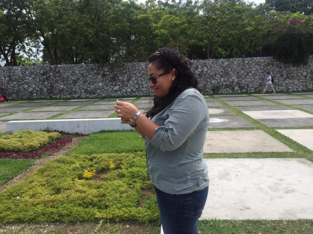 evelrox123's tweet photo. #AmoMiU mi amiga tomando sus fotos para la tarea de Tics @BcB @floweritto http://t.co/zrilqLlhOM