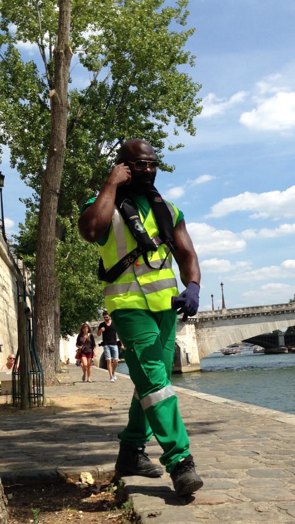 4tweetous's tweet photo. @KaarisOfficiel1 reconverti en éboueur ? @booba #DUC @cliquetv #booba #Kaaris #zoulette http://t.co/Mn03scTSCc