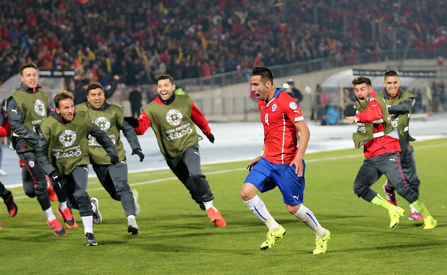 T13's tweet photo. Así festejó Mauricio Isla el gol de la victoria de Chile ante Uruguay » http://t.co/24sevth8mx http://t.co/2eOv4WqhMt