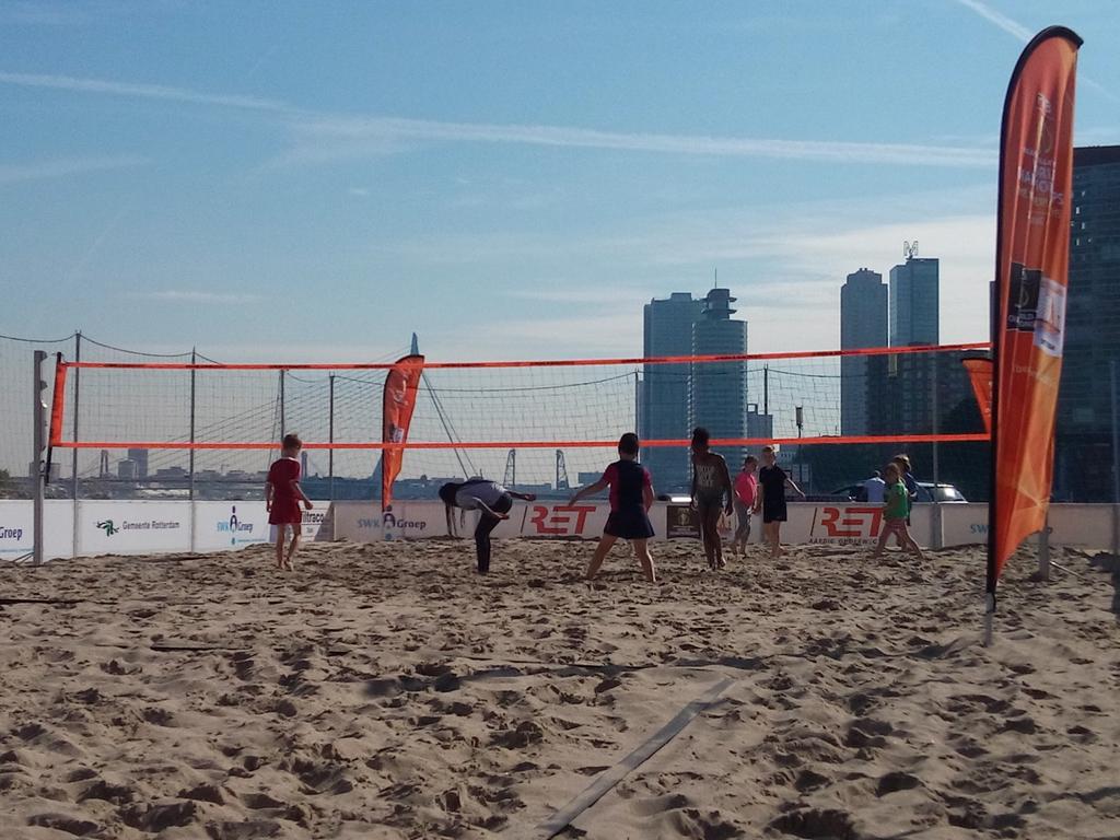 ssvkaap's tweet photo. #Globetrotter #katendrecht gymt op beachvolleybalveldjes #wk #beachvolleybal bedankt http://t.co/h6Vmh4XQ5V