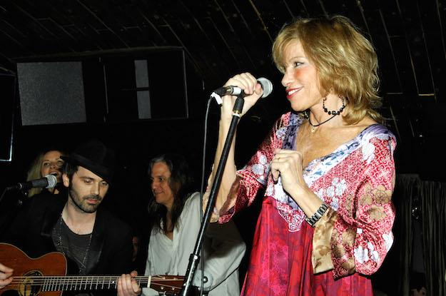 Happy birthday shoutout to Carly Simon!! 