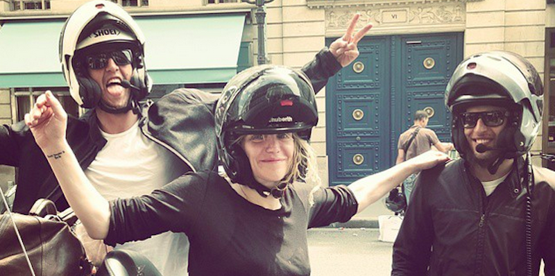 ilpost's tweet photo. I tweet di Courtney Love contro i tassisti francesi (l'hanno aiutata due ragazzi in moto) http://t.co/v7f2tMc0jk http://t.co/dnFG9rUlRT