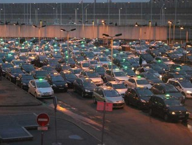 FlorianP123's tweet image. Breaking News : Paris n’a jamais vu autant de #taxis! Apparemment, ils étaient cachés depuis 10ans au ss sol de CDG !