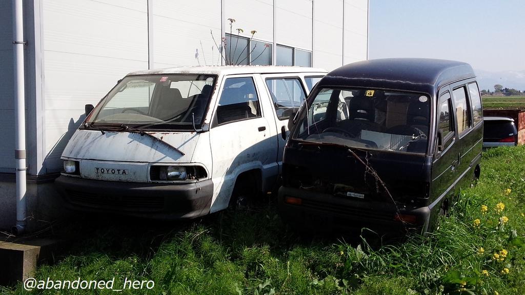 草ヒロ写真館byぱぁたん トヨタタウンエース スズキエブリイ 場所 立山町 とんでも整備工場のすぐそばで草ヒロする二台のバン タウンエースの方には大判の車検シールが残り 倉庫歴の長さを物語ります 一方スズキさんはエブリイなのかキャリイバンなのか