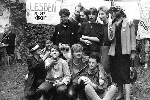 RDA_DDR's tweet photo. Activistas por la visibilidad lésbica. En 1968, las asociaciones LGTB comenzaron a ser reconocidas en la RDA http://t.co/3MsxRAYIc1