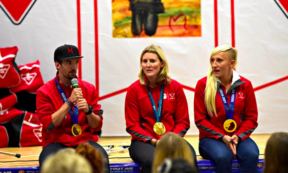ActiveAtSchool's tweet photo. Olympians @Speedskater01 @wick_22 @BobsledKaillie with kids in Iqaluit in 2014 #throwbackthursday #ACTIVEATSCHOOL http://t.co/W7Vr1KppxE