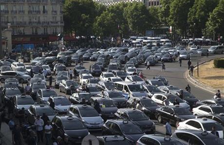 airlinewriter's tweet photo. French taxi drivers go on strike, smash cars, block access to #CDG in protest against Uber: http://t.co/e5gohJdqiu http://t.co/pMQB7oArmW