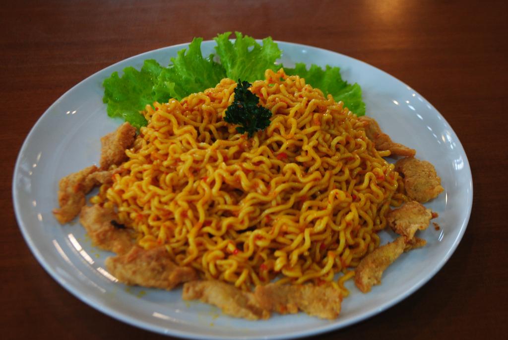 jhotdessert's tweet photo. Udah coba "fried noodle singapore" nya kita? Hmmm ga cuma sekedar mie gaes http://t.co/gvhnDfRBlL