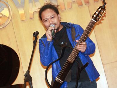 detikcom's tweet photo. Payung Teduh Edarkan Album Seperti Jualan Kue http://t.co/gEN82bDBB0 via @detikhot http://t.co/1E4mxD4bes