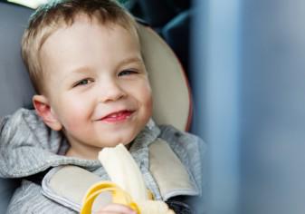 Want your kids to eat healthy on the road? Here are some tips: ow.ly/OObaA