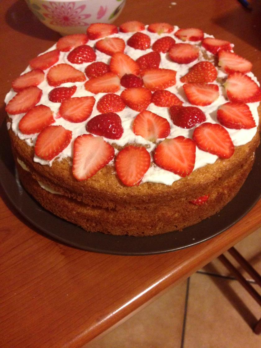 crockettsfall's tweet photo. A 'put too much energy into a cake' type of evening #baking #toohotoutside http://t.co/lGJxJsABs0