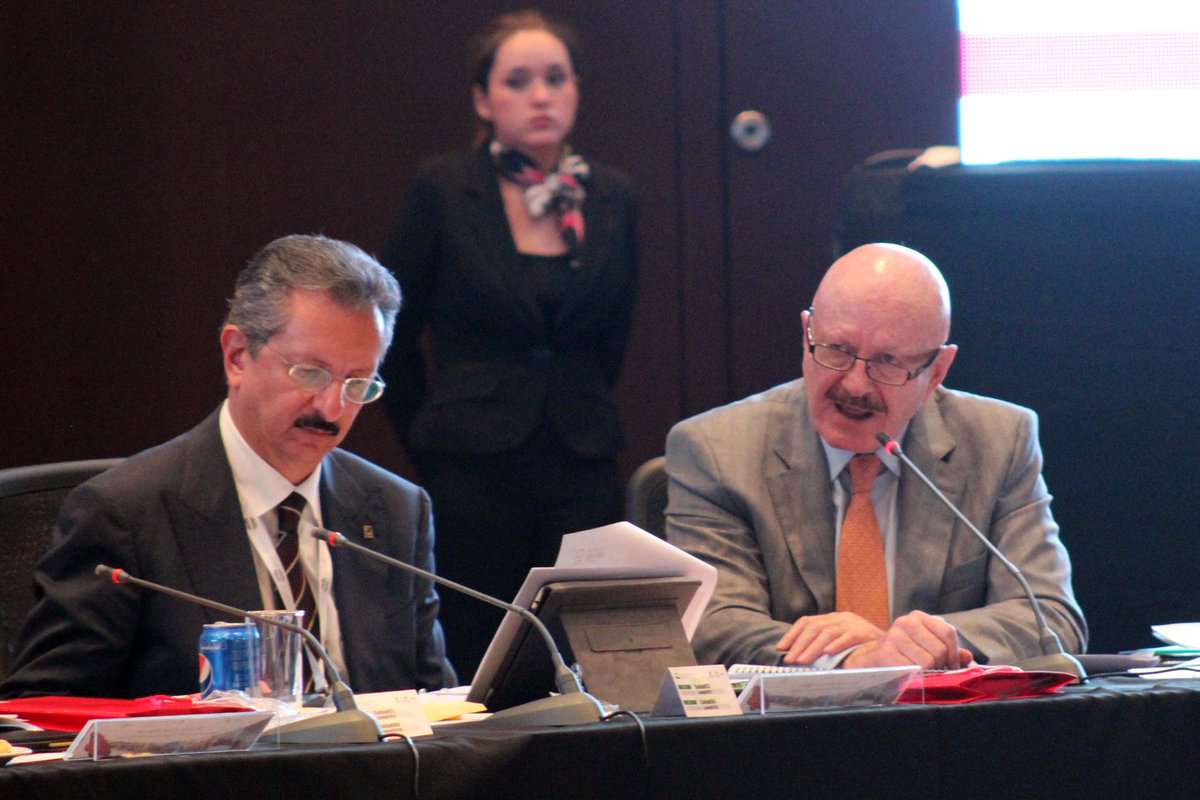 conasamamx's tweet photo. Dr. @mondragonykalb presenta "#Adicciones su importancia y trascendencia en la República Mexicana"  X Reunión #CONASA http://t.co/jDis2STbsO