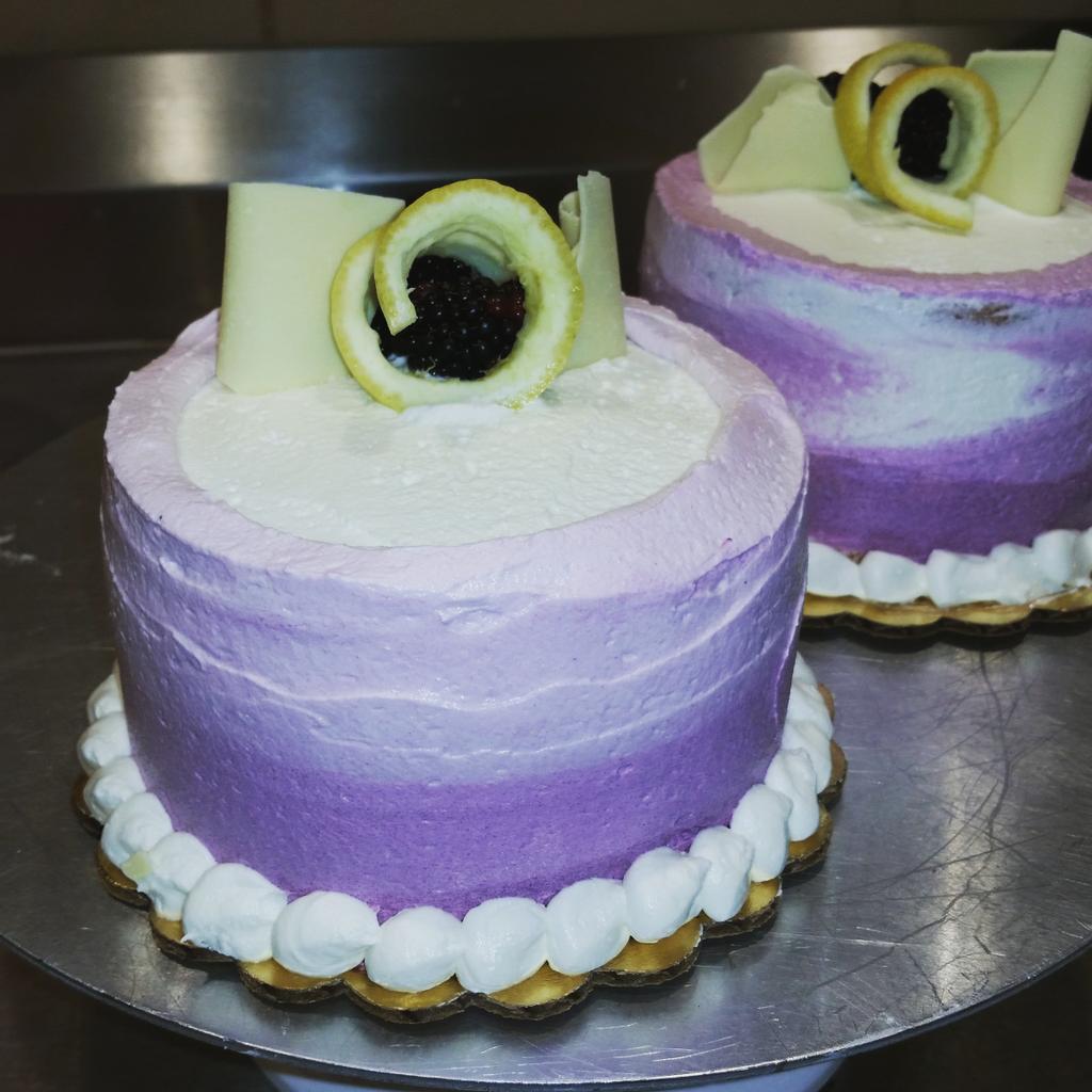 royce_jo's tweet photo. My Blackberry lemonade cakes http://t.co/i7h2hMveN3