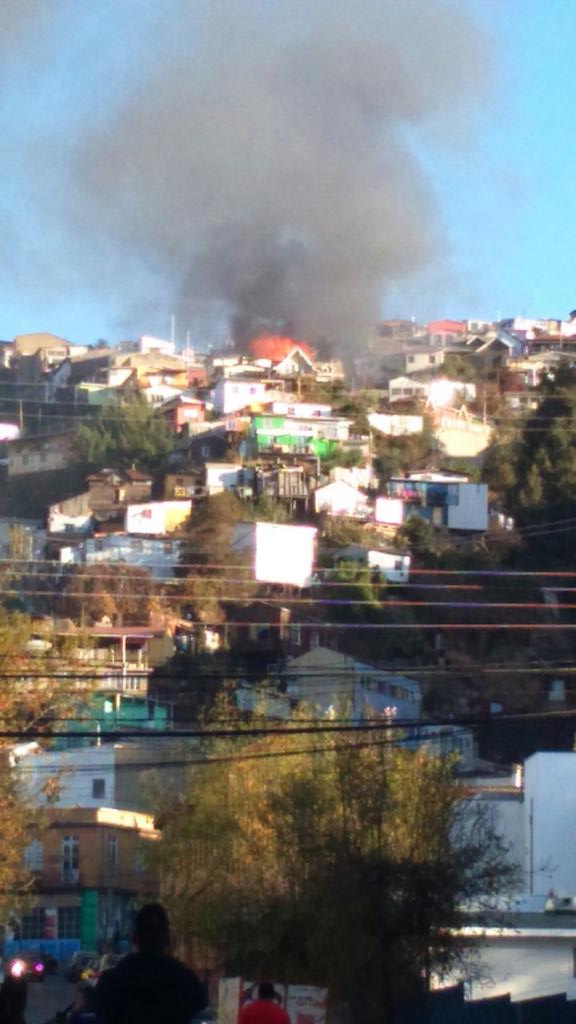 luksram's tweet photo. incendio en valparaiso, cerro el litre. 17:51 @sitiodelsuceso @RNEValparaiso @CBV1851 http://t.co/VORlMfcbqN