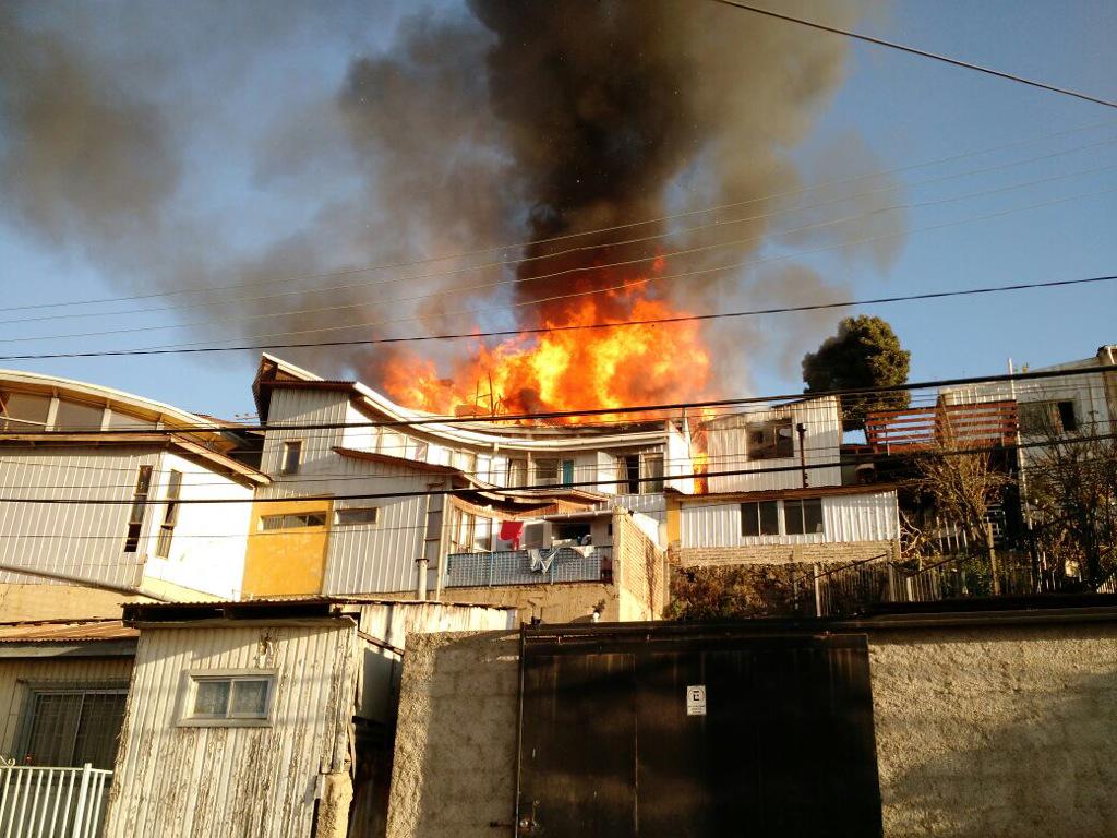 MunicipioValpo's tweet photo. Unidad de emergencia en el Lugar Incendio en calle la Fontaine!! @JorgeCastroValp @gonzalodiazp http://t.co/eurAtrA2NH