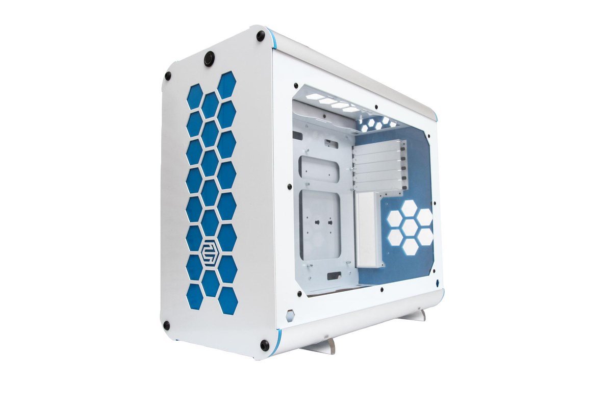 antonyleather's tweet photo. @HexGearUK sent me it's new R40 PC case - spent this afternoon building it - yummy.http://t.co/9Nwjlli62P http://t.co/PxirktsjQ3