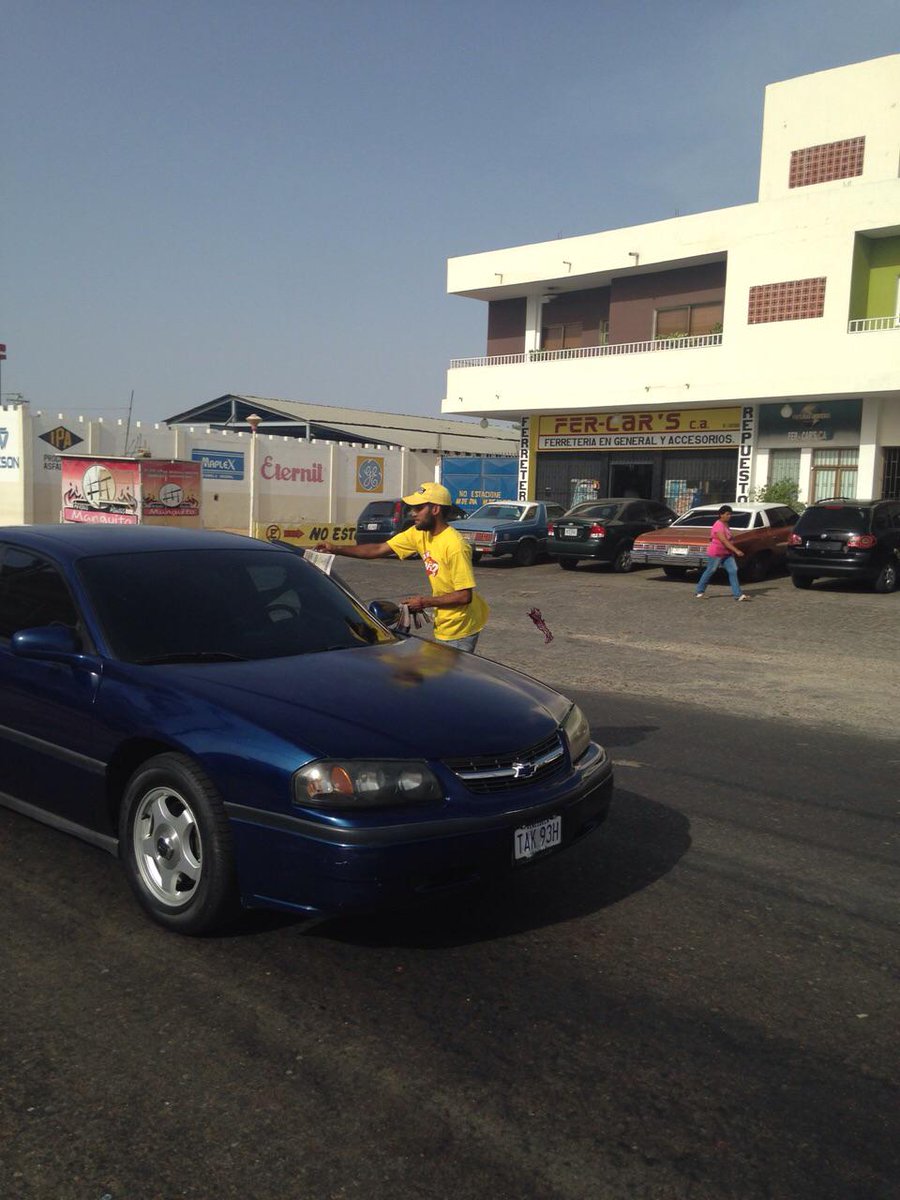 oydptofijo's tweet photo. Justo ahora nos encontramos realizando jornada de pregón en la Av. Ollarvides de la Puerta Maraven #PuntoFijo http://t.co/cCN4FqpxSL