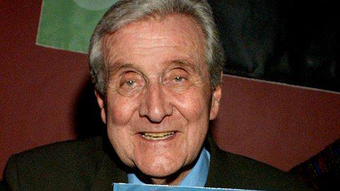 Actor Patrick Macnee, star of the 1960s British TV series, The Avengers has died in California at the age of 93.