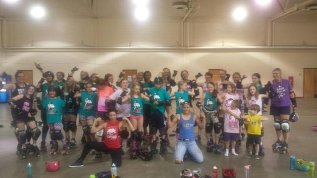 QoSBaszler's tweet photo. Popped in 2 say hi to @SiouxFallsDollz jr league while I was in town! #QueensArmy #rollerd... https://t.co/cApdgEqhlK http://t.co/FNA6E83Vlp