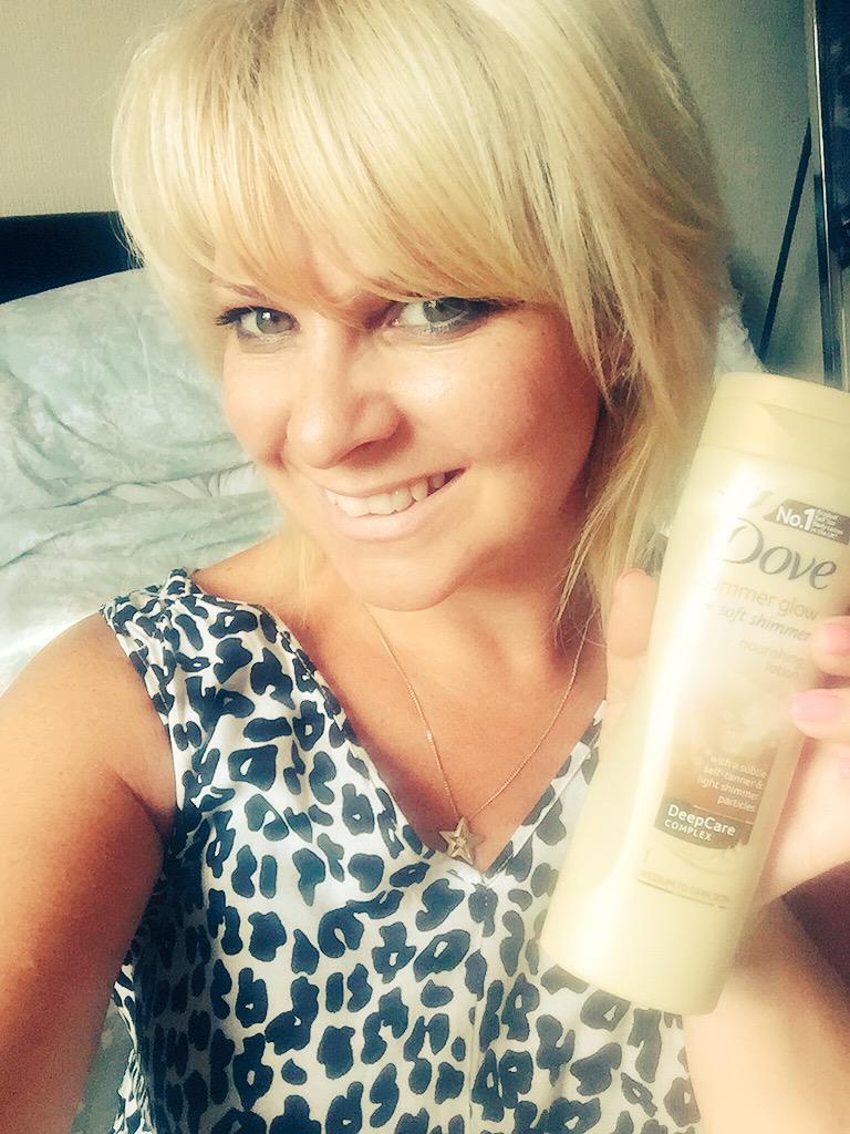 Lisa2672's tweet photo. @DoveUK #sunsout #skinsout - love this product #shimmer - smells divine! #choosebeautiful #summerglow โ๏ธโ๏ธโ๏ธโ๏ธ http://t.co/ulRmKLXsAs