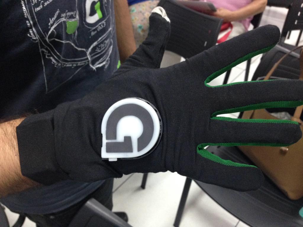 CulturacySL's tweet photo. Impresionante el trabajo de @Neuro_Digital con @GloveOneVR http://t.co/7INZtlctwq