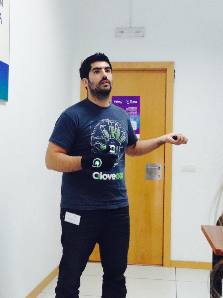 CulturacySL's tweet photo. Impresionante el trabajo de @Neuro_Digital con @GloveOneVR http://t.co/7INZtlctwq