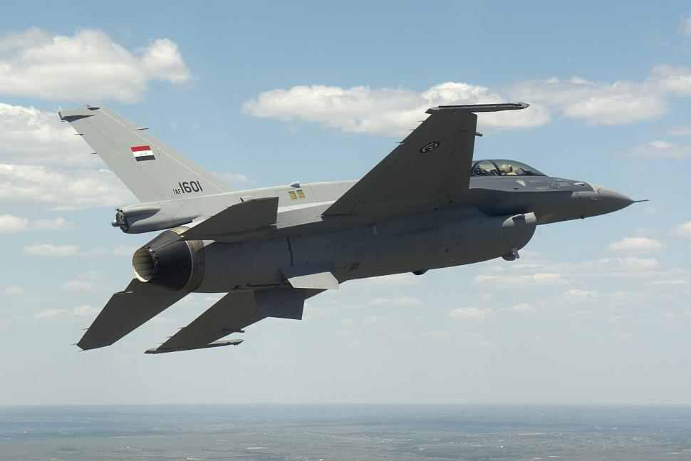 تحطم مقاتلة أمريكية تابعة للقوات الجوية العراقية أثناء تدريبات في ولاية أريزونا​ CIXGPJ1WUAAls0_