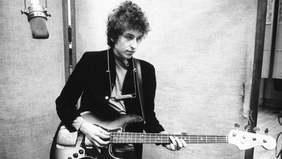 CoolOldSchool's tweet photo. Bob Dylan in the recording studio for 'Like a Rolling Stone' 50 years ago. http://t.co/7jYx3ZVCLw