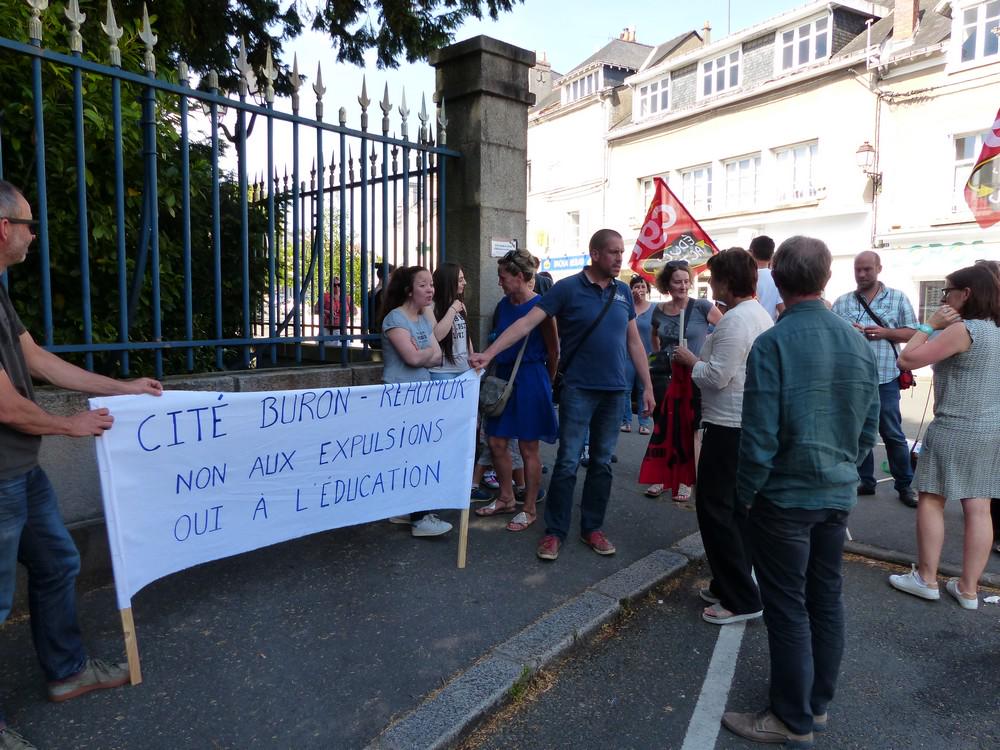 RESF53's tweet photo. #Mayenne #Laval Préfecture 70 manifestants contre risque expulsion d'une famille arménienne #RESF #CGT_Educ #FSU #Sud http://t.co/3vEthRvJpG