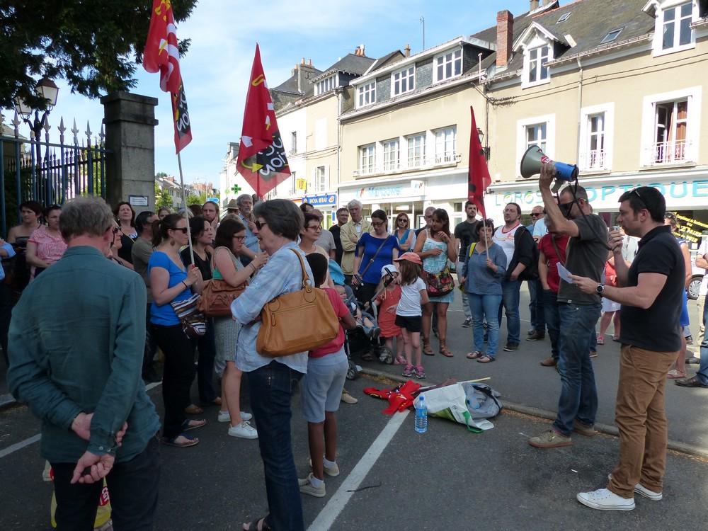 RESF53's tweet photo. #Mayenne #Laval Préfecture 70 manifestants contre risque expulsion d'une famille arménienne #RESF #CGT_Educ #FSU #Sud http://t.co/3vEthRvJpG