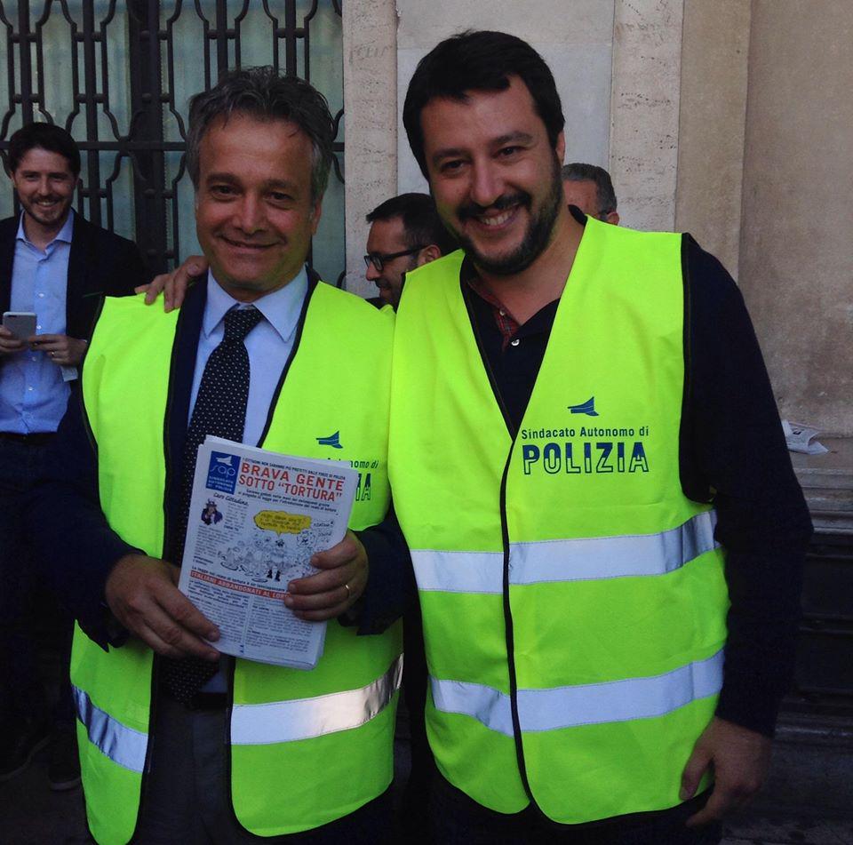 matteosalvinimi's tweet photo. Io sto con le Forze dell'Ordine. Qualche delinquente si lamenta? Problemi suoi. #Salvini #Lega @matteosalvinimi http://t.co/E5oN88bPMC