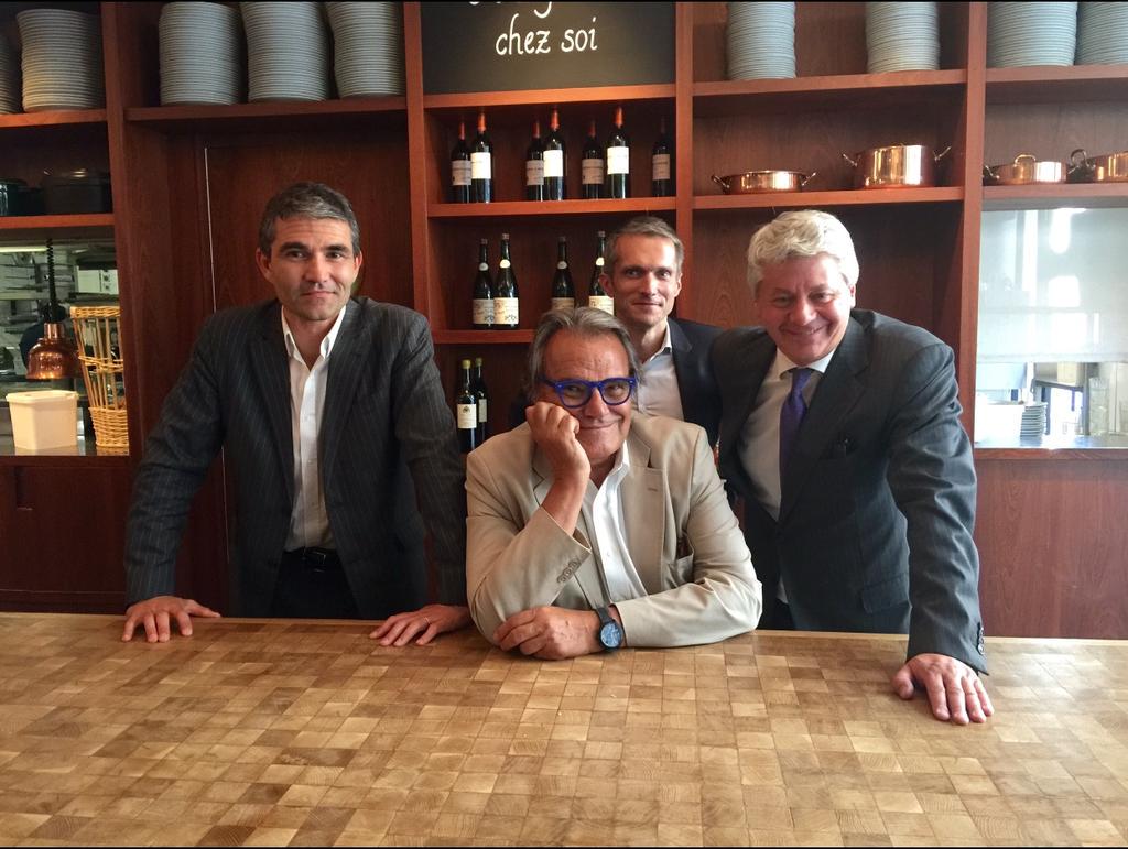 Thomas_Marko's tweet photo. La @TMA_team (presque au complet 😊) avec @OToscani à l'inauguration de l'expo #AntiClichés de @Balsamik_FR http://t.co/2SgV12m29o