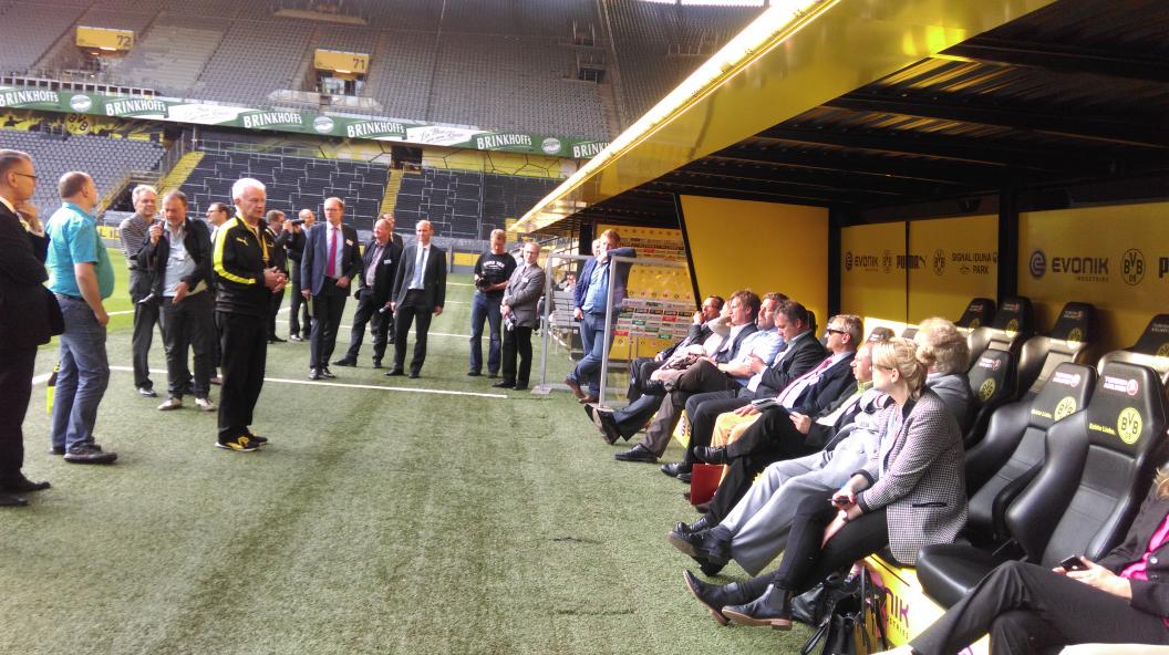 UPS_DE's tweet photo. Stadionführung durch den @SIGNALIDUNAPARK als Abschluss des 2. #solverplace Events http://t.co/dTWHq1jhZG