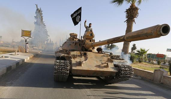 Un fotón de <a href="/Reuters/">Reuters</a> este tanque sirio en manos del #ISIS en #Raqqa