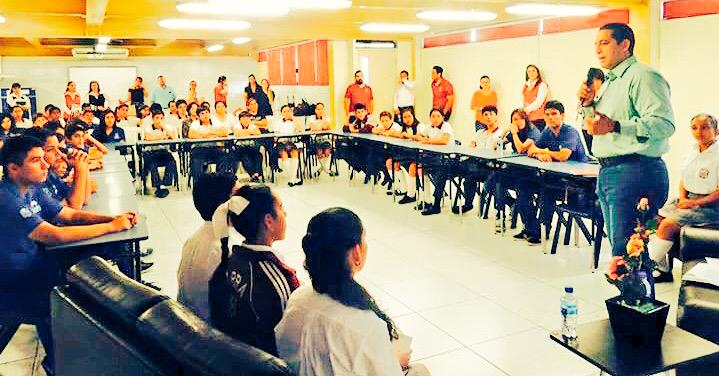 ChuyValdesP's tweet photo. Agradecido por la dinámica que me permitió conocerlos a todos. Esta experiencia me recordó a mis días de estudiante. http://t.co/h628xWTDls