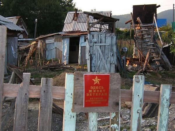 Вечный огонь в Киеве накрыли плакатом с изображением Путина - Цензор.НЕТ 542