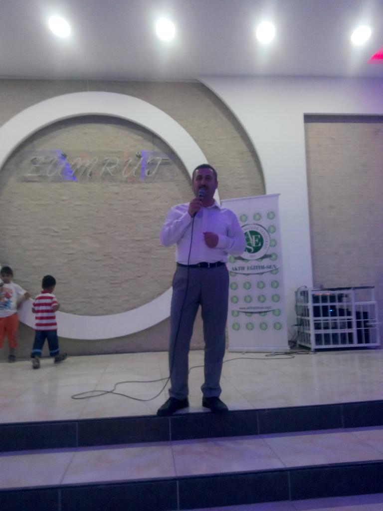 aktifegitim27's tweet photo. Başkanımız konuşmasını yapıyor http://t.co/B0plVAUuVQ
