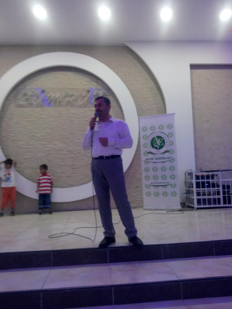 aktifegitim27's tweet photo. Başkanımız konuşmasını yapıyor http://t.co/B0plVAUuVQ