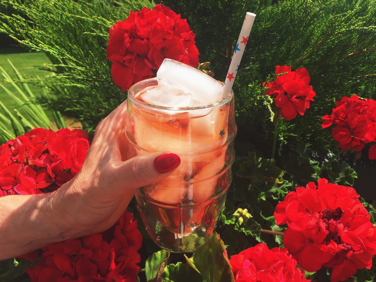 TEAVANA's tweet photo. Save 20% when you purchase 1 LB or more of #PineappleBerryBlue thru 7/5. Code: PINEAPPLE http://t.co/ptCXHZzsUJ http://t.co/1aqln3kB5f