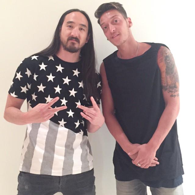 steveaoki's tweet image. ✌🏻️✌🏻⚽️ w/ @MesutOzil1088
