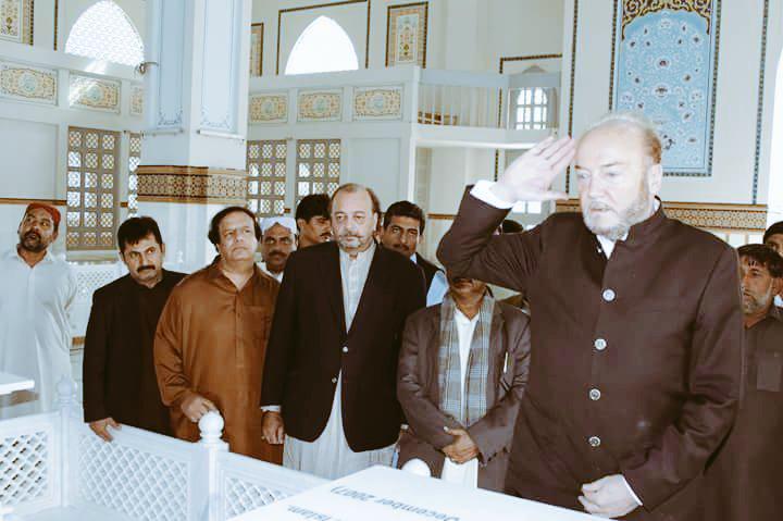 NoorHussainAwan's tweet image. Brave @georgegalloway on Grave of #ShaheedBB. #Slute