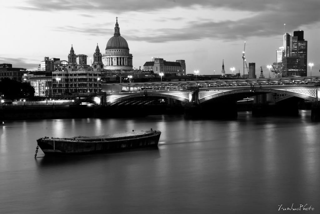 ZambazPhoto's tweet photo. #London de nuit avec #Canon70D et objectif #Sigma @sigmahq http://t.co/SgfVjpJT32