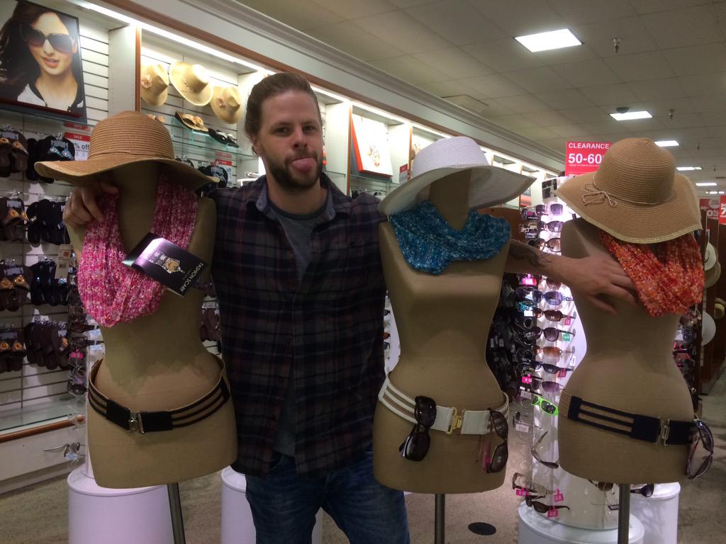 WhereIsJayMcG's tweet image. #WhereIsJay #MallFun #HeGotHisRevenge #HatsOrBoobs #ToughDecisions