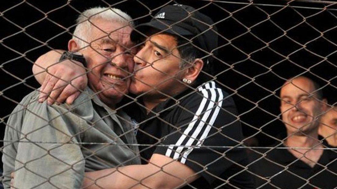 Cronica_ok's tweet photo. Se fue #Chitoro, el padre del fútbol #FuerzaDiego ¡Fuerza @dalmaradona y @gianmaradona! Acompañamos en el sentimiento http://t.co/G7O87st6KY